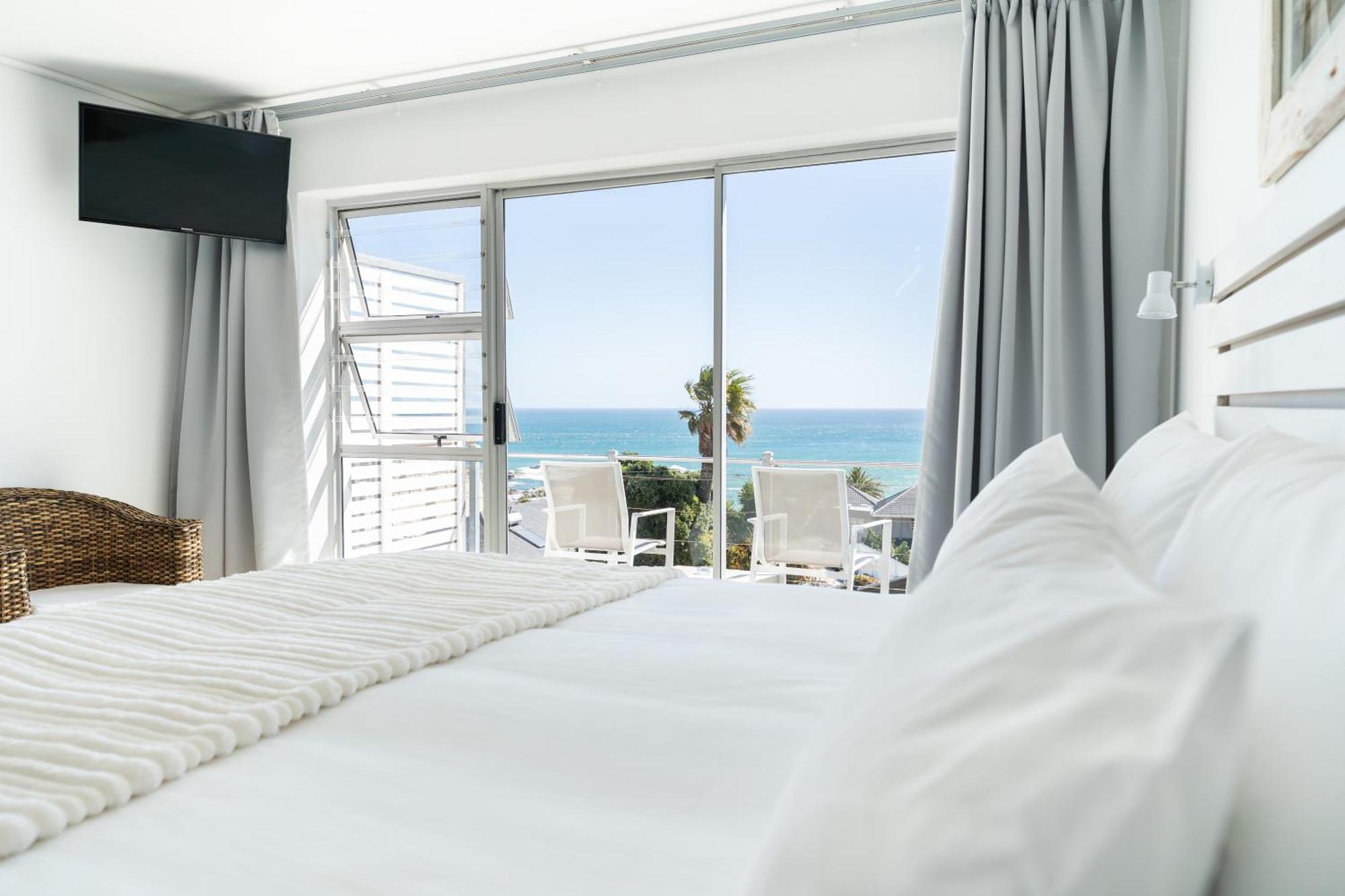 Zimmer mit Kingsize-Bett und Meerblick